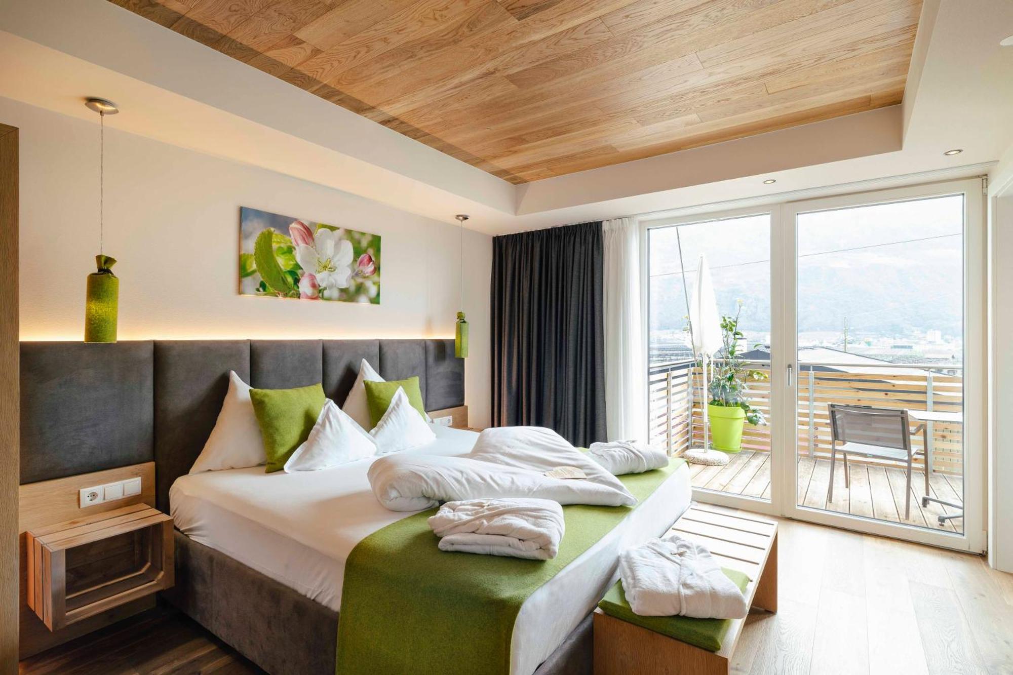 Hotel Pfeiss ลานา ภายนอก รูปภาพ