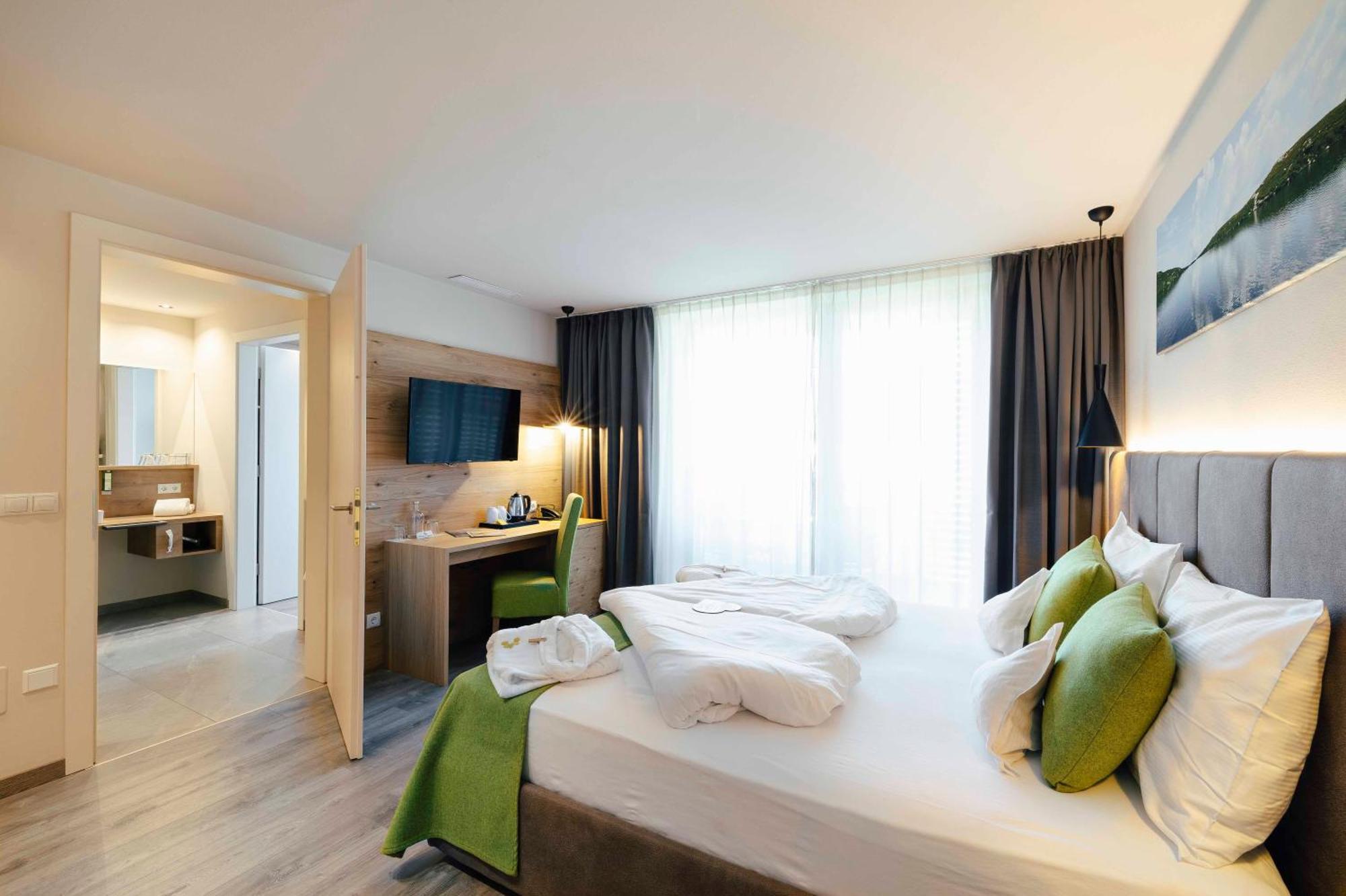 Hotel Pfeiss ลานา ภายนอก รูปภาพ