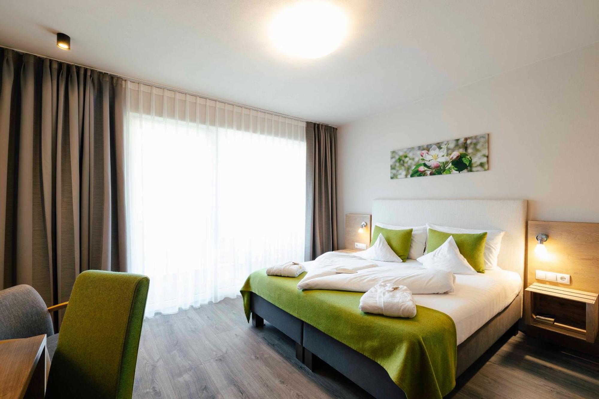 Hotel Pfeiss ลานา ภายนอก รูปภาพ