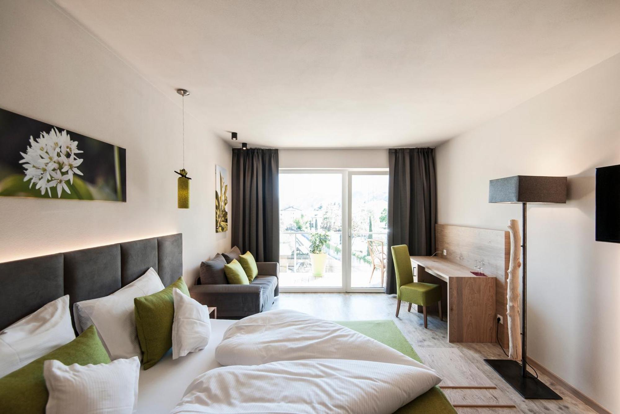 Hotel Pfeiss ลานา ภายนอก รูปภาพ