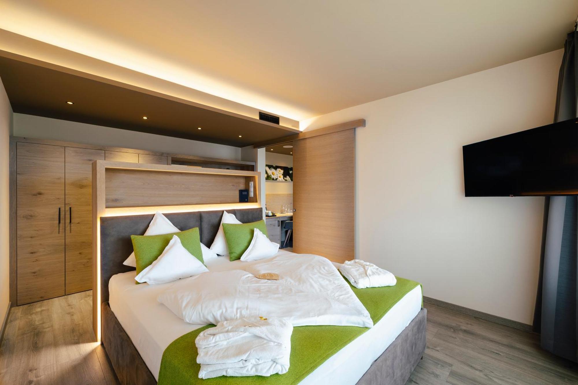 Hotel Pfeiss ลานา ภายนอก รูปภาพ
