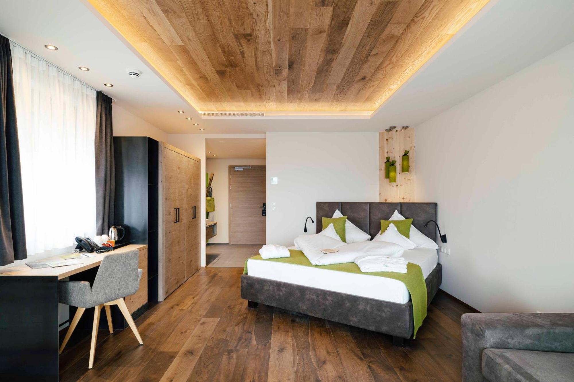 Hotel Pfeiss ลานา ภายนอก รูปภาพ