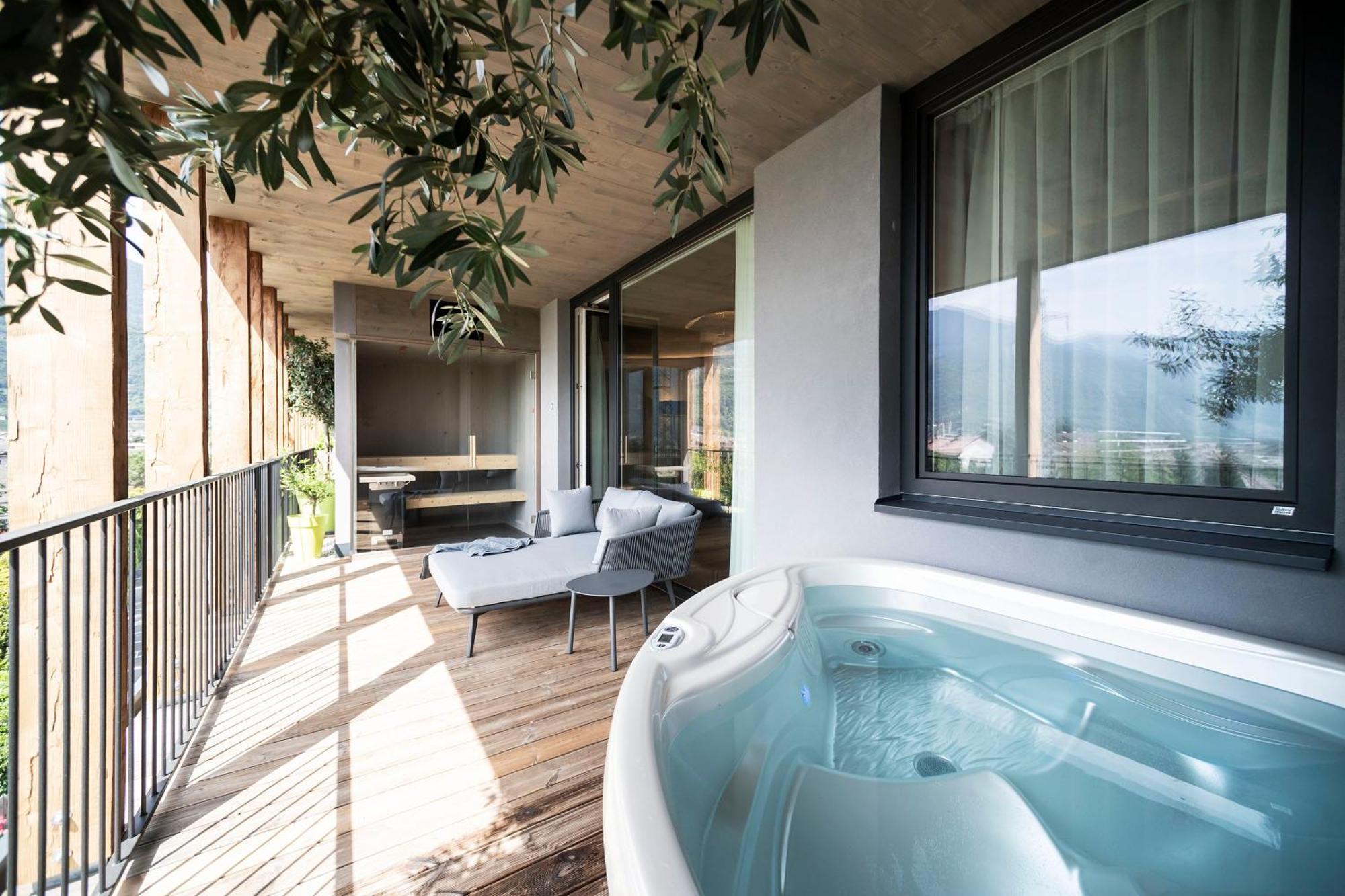 Hotel Pfeiss ลานา ภายนอก รูปภาพ
