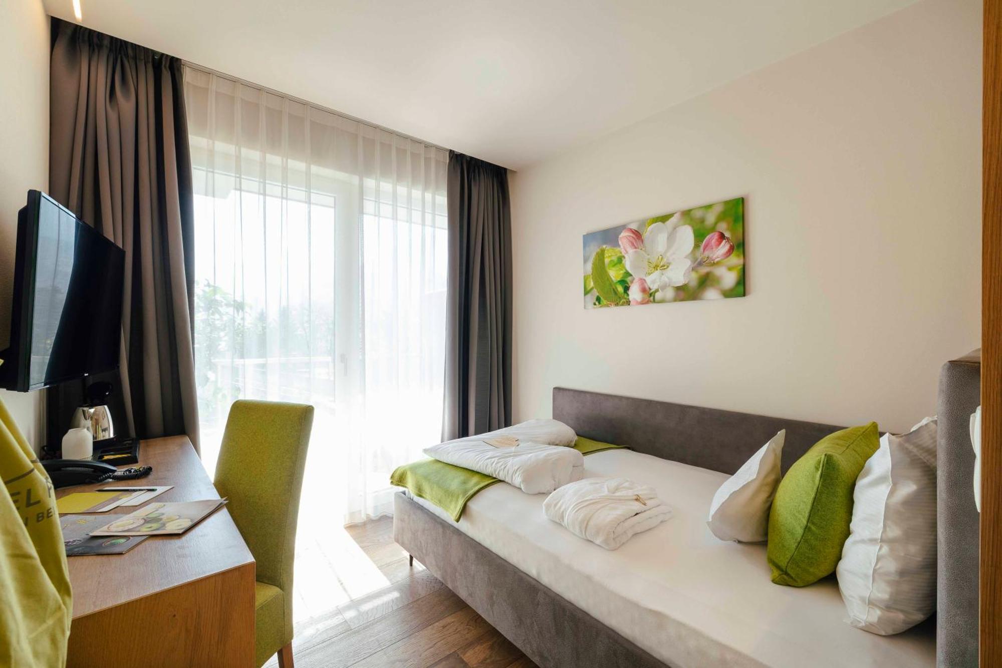Hotel Pfeiss ลานา ภายนอก รูปภาพ