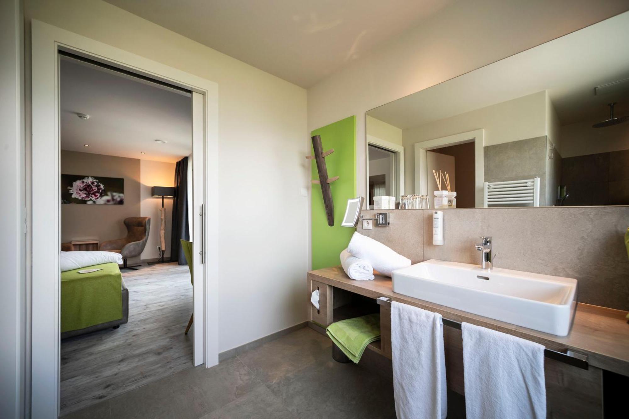 Hotel Pfeiss ลานา ภายนอก รูปภาพ