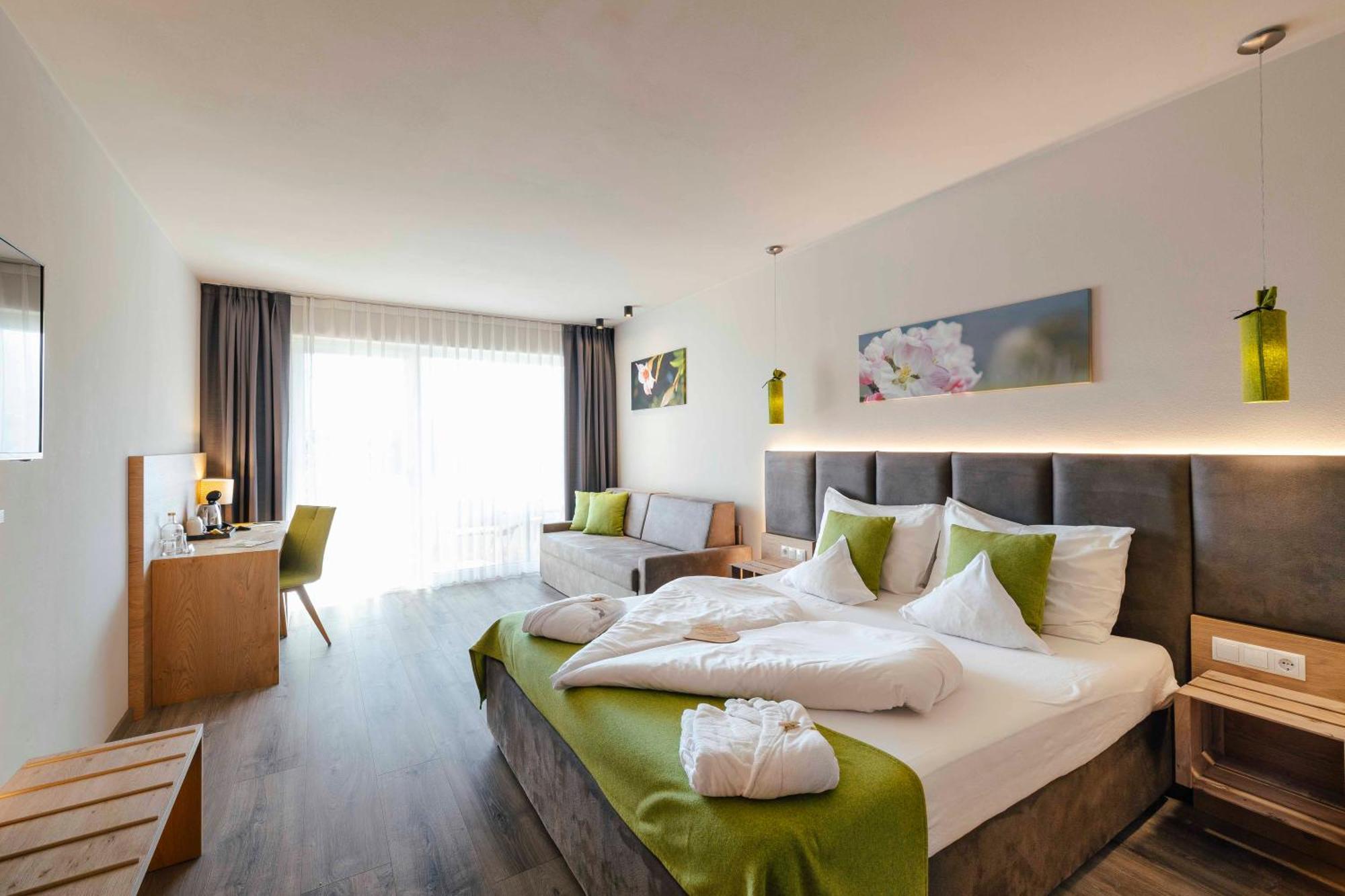 Hotel Pfeiss ลานา ภายนอก รูปภาพ
