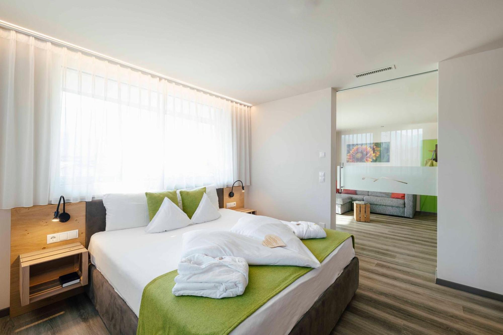 Hotel Pfeiss ลานา ภายนอก รูปภาพ