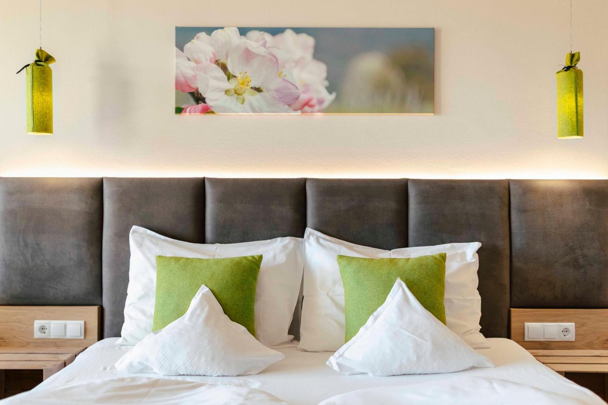 Hotel Pfeiss ลานา ภายนอก รูปภาพ